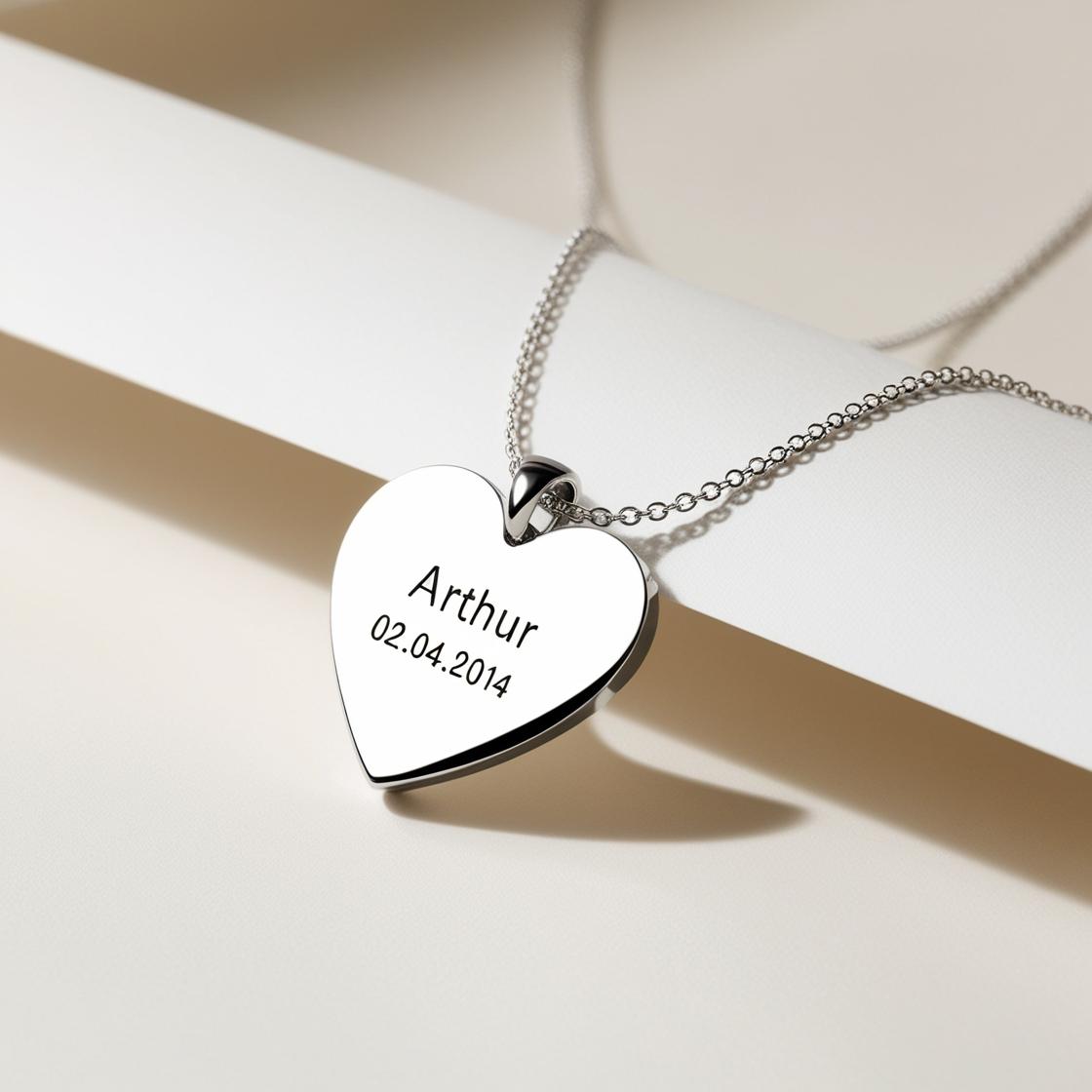 Zoom sur la gravure du collier personnalisé