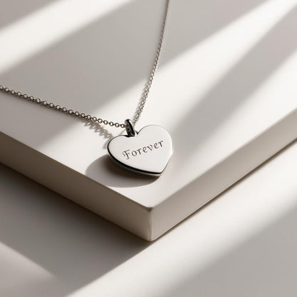 Pendentif cœur gravé en acier inoxydable – bijou personnalisé
